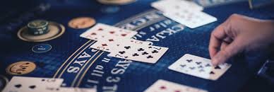 Pengguna yang menikmati bermain secara bertanggung jawab dan menyenangkan dengan kontrol akun di platform